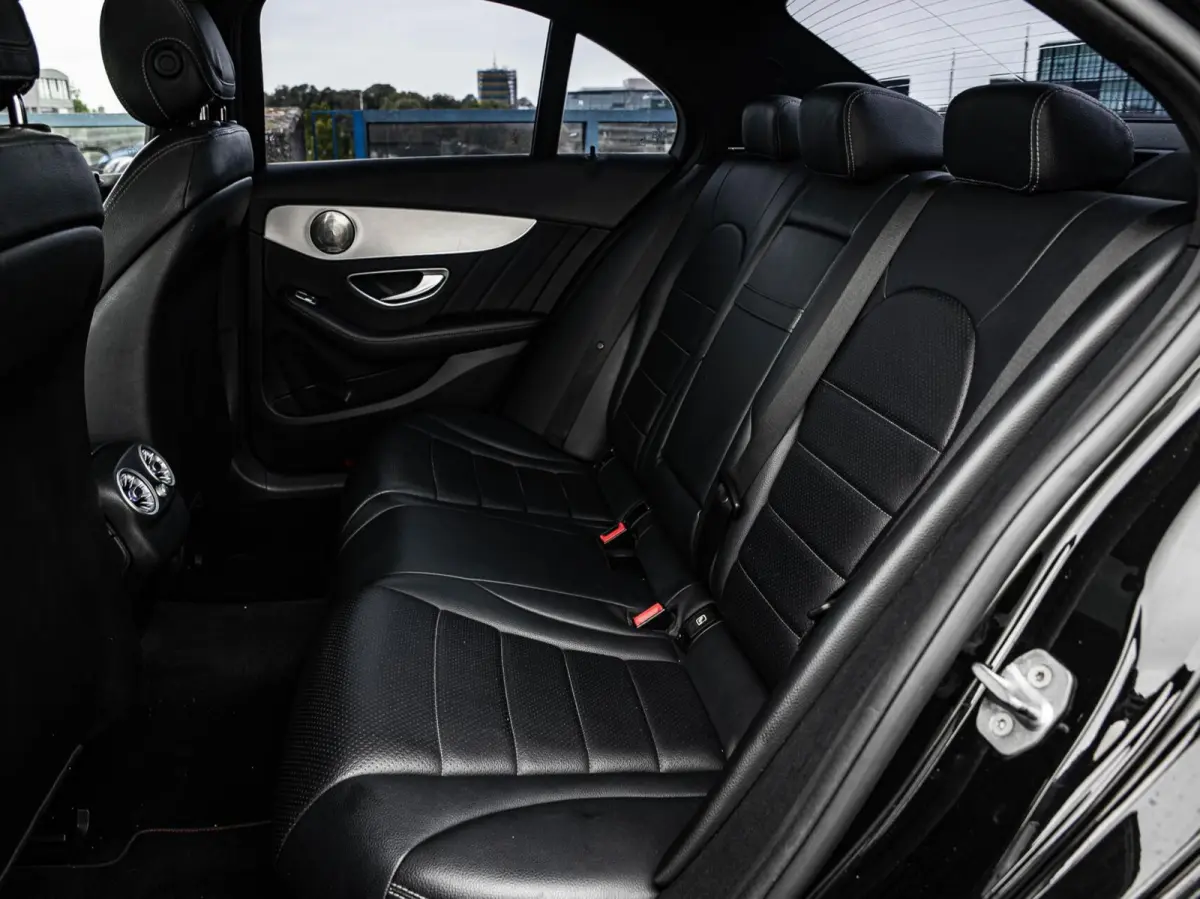 220 CDI AMG Night Edition | Panoramadak | 360 Camera | Leder | LED | Sfeerverlichting | Apple CarPlay/Android Auto | 19"
