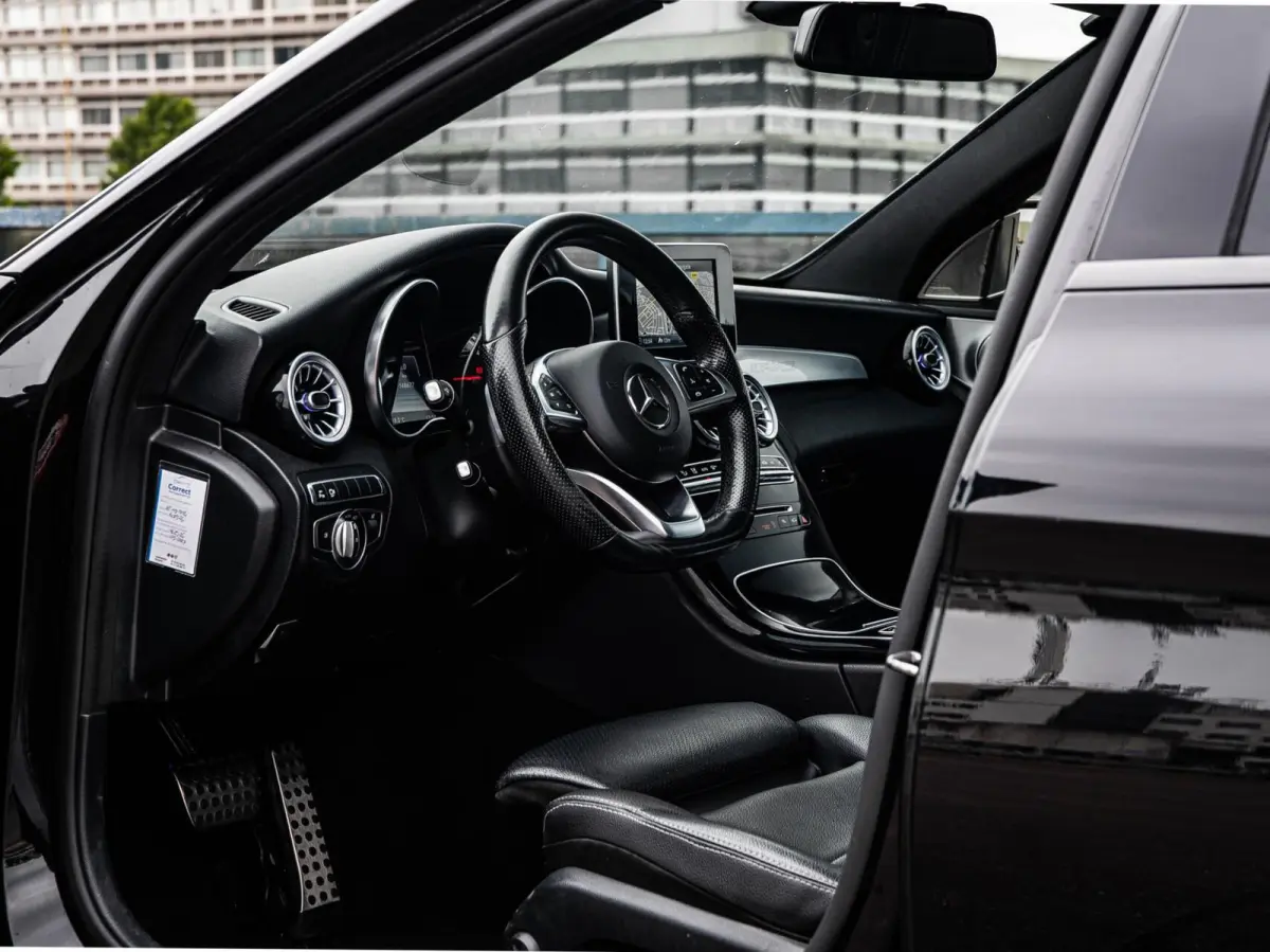 220 CDI AMG Night Edition | Panoramadak | 360 Camera | Leder | LED | Sfeerverlichting | Apple CarPlay/Android Auto | 19"