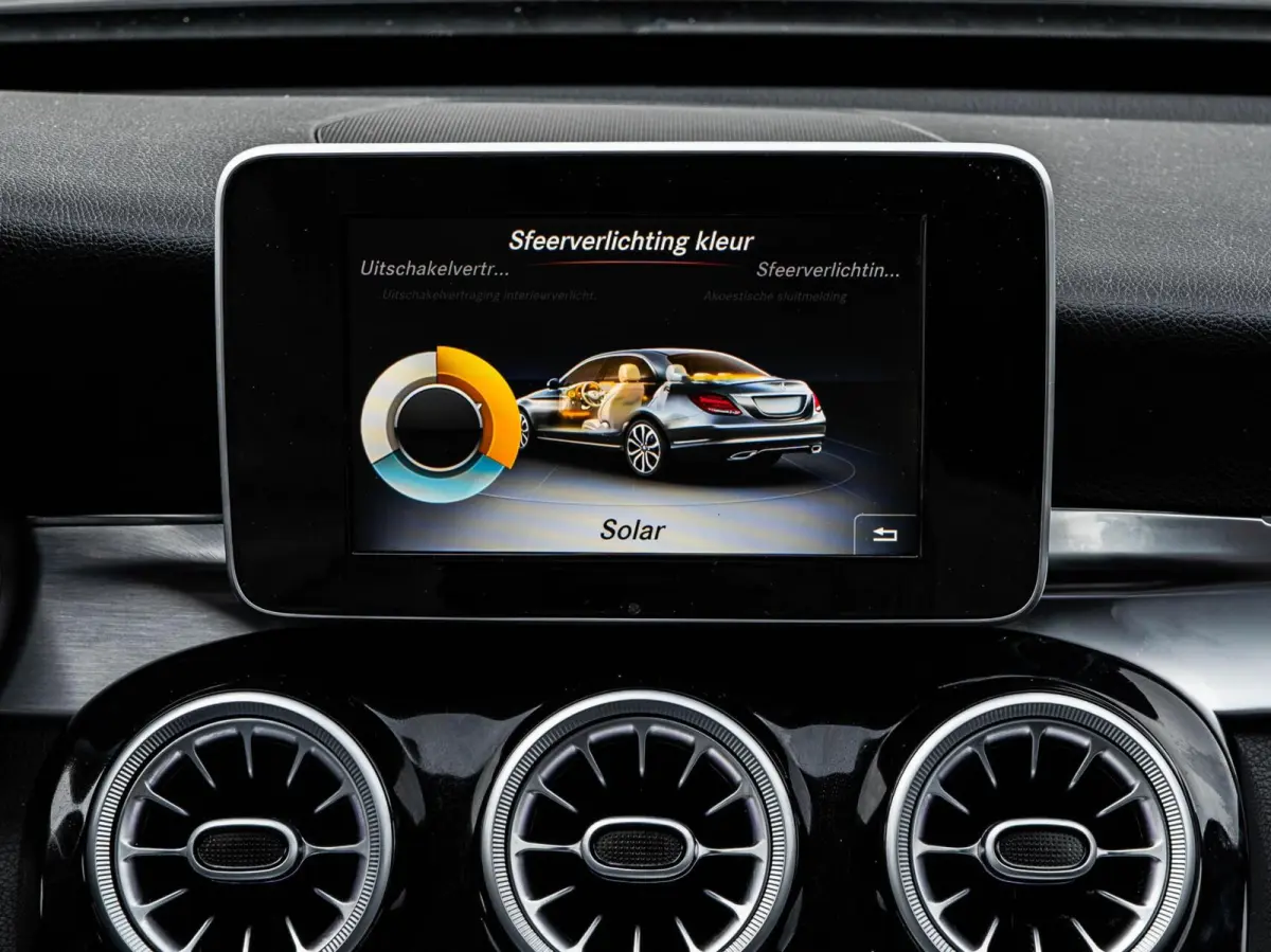 220 CDI AMG Night Edition | Panoramadak | 360 Camera | Leder | LED | Sfeerverlichting | Apple CarPlay/Android Auto | 19"