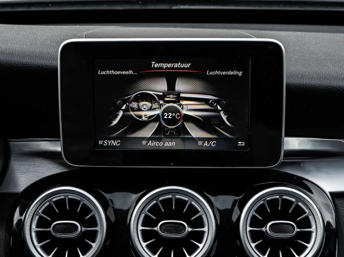 220 CDI AMG Night Edition | Panoramadak | 360 Camera | Leder | LED | Sfeerverlichting | Apple CarPlay/Android Auto | 19"