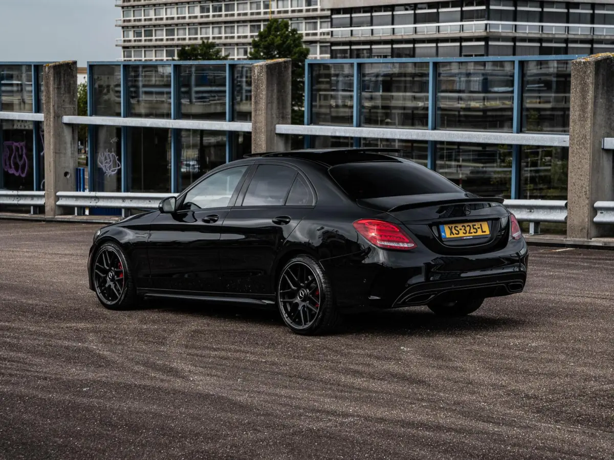 220 CDI AMG Night Edition | Panoramadak | 360 Camera | Leder | LED | Sfeerverlichting | Apple CarPlay/Android Auto | 19"