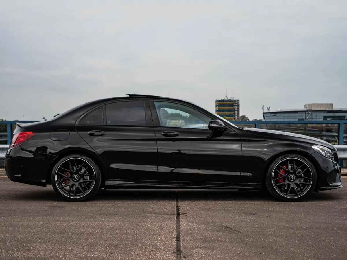 220 CDI AMG Night Edition | Panoramadak | 360 Camera | Leder | LED | Sfeerverlichting | Apple CarPlay/Android Auto | 19"