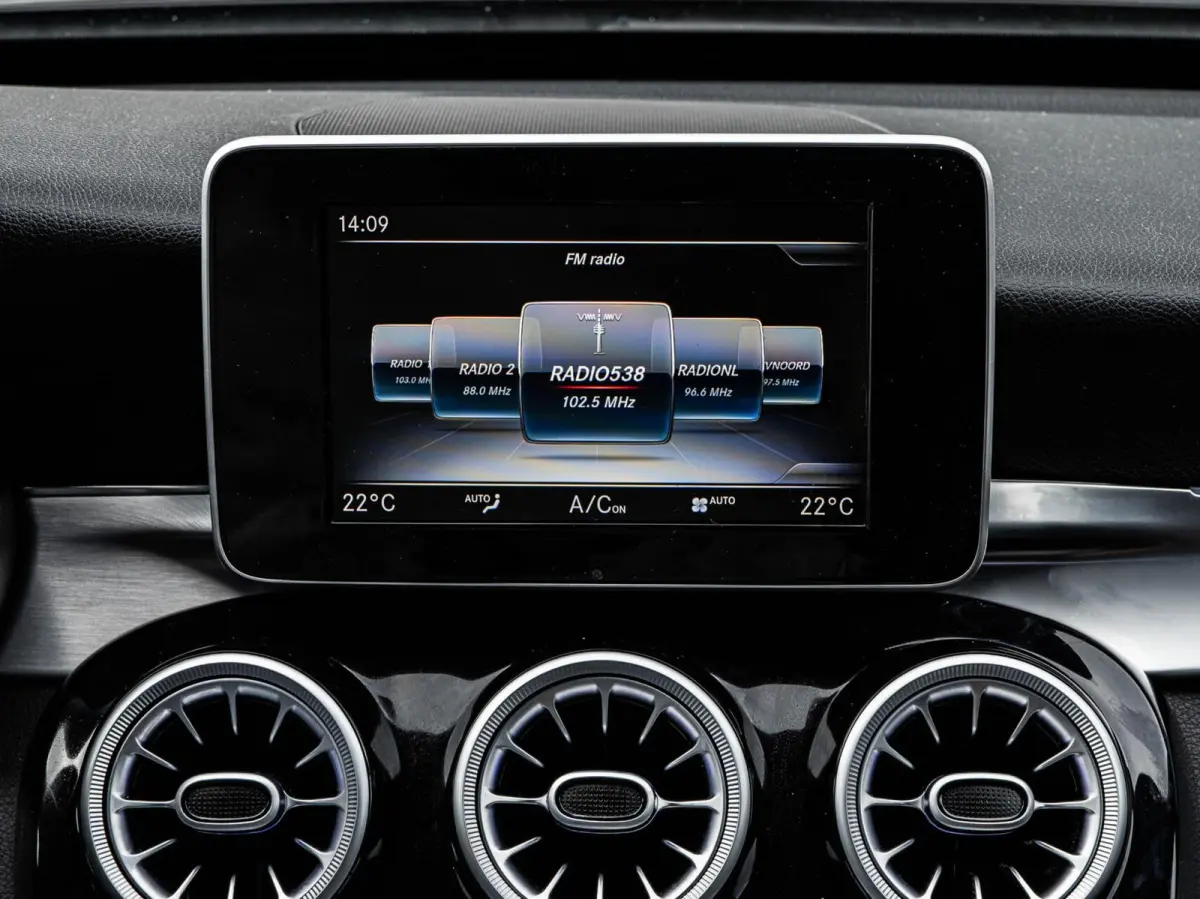 220 CDI AMG Night Edition | Panoramadak | 360 Camera | Leder | LED | Sfeerverlichting | Apple CarPlay/Android Auto | 19"