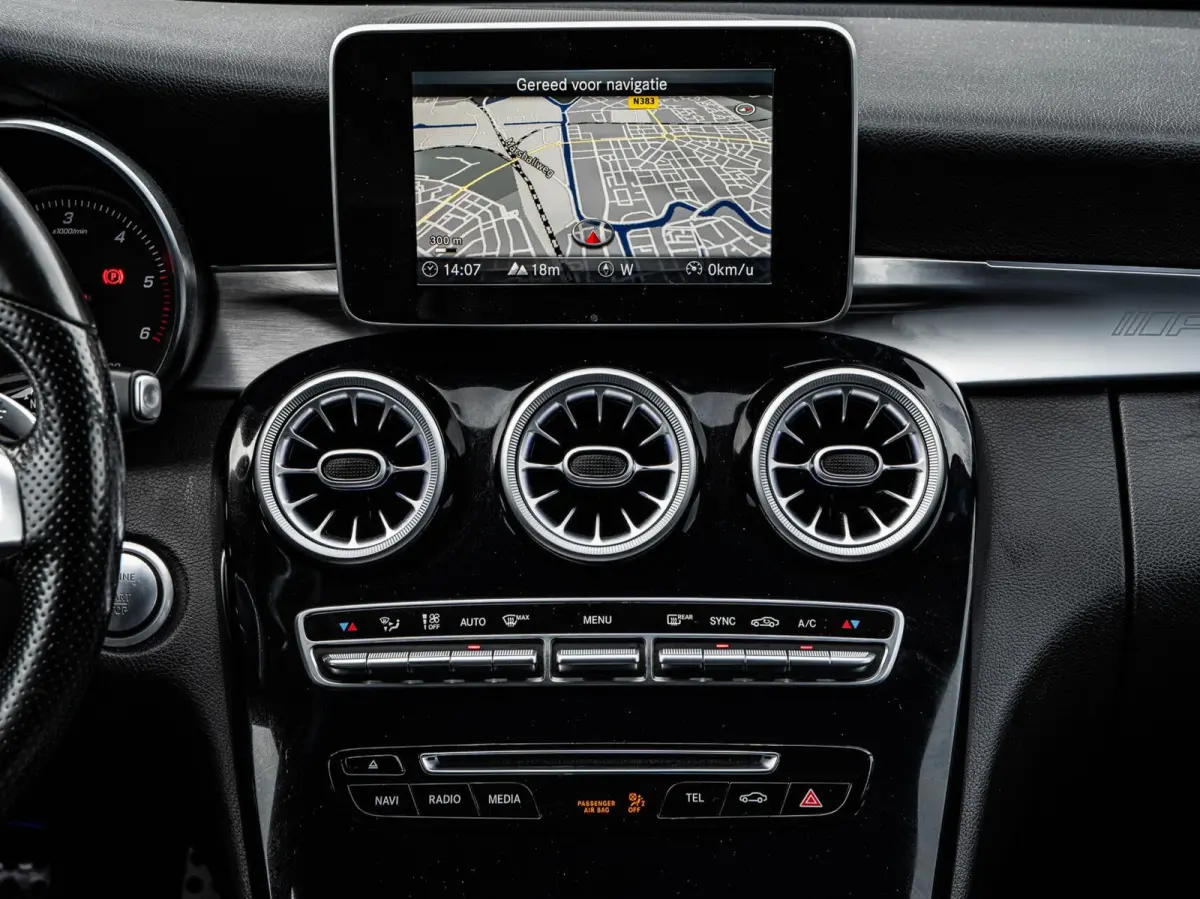220 CDI AMG Night Edition | Panoramadak | 360 Camera | Leder | LED | Sfeerverlichting | Apple CarPlay/Android Auto | 19"