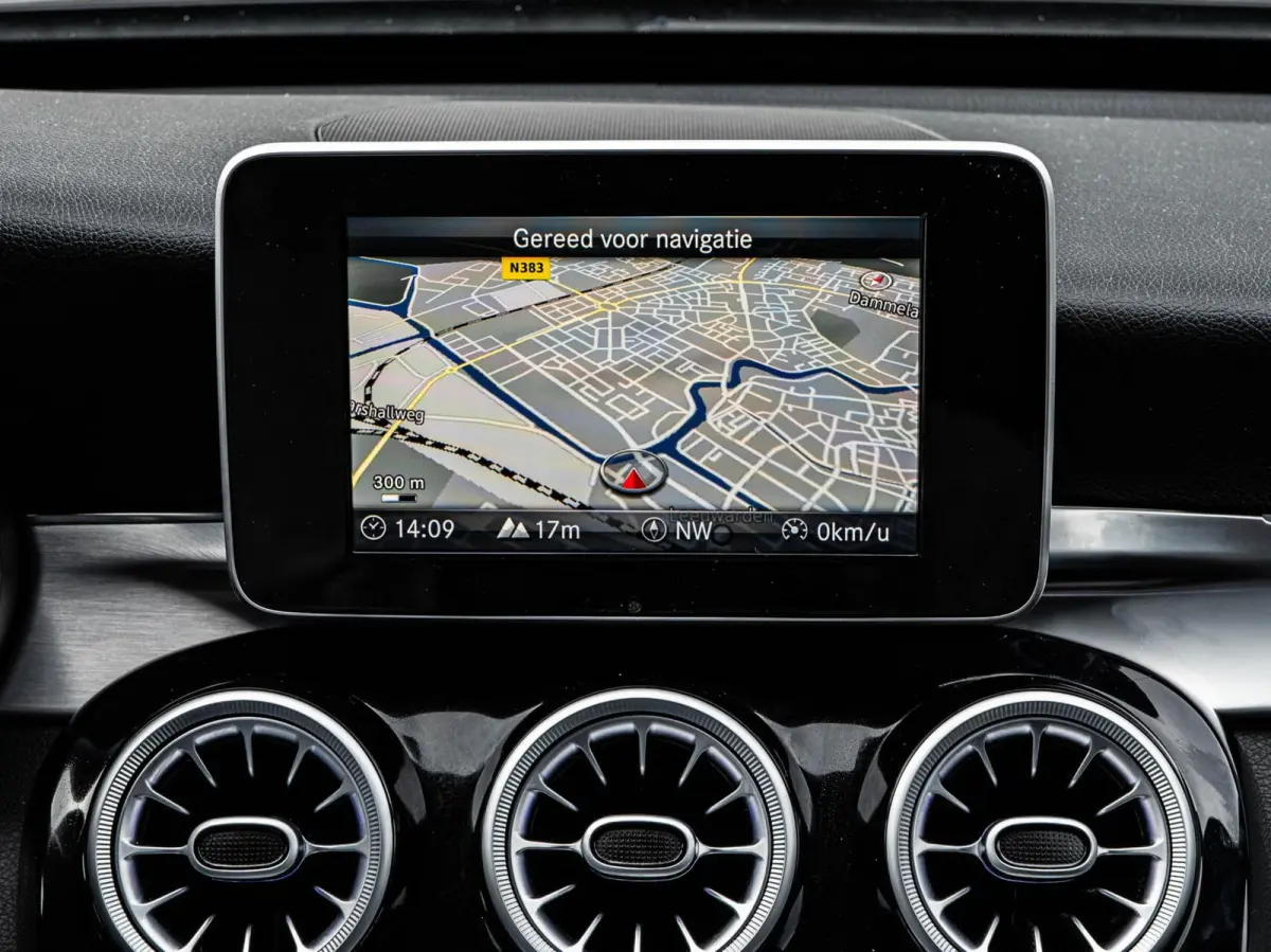 220 CDI AMG Night Edition | Panoramadak | 360 Camera | Leder | LED | Sfeerverlichting | Apple CarPlay/Android Auto | 19"