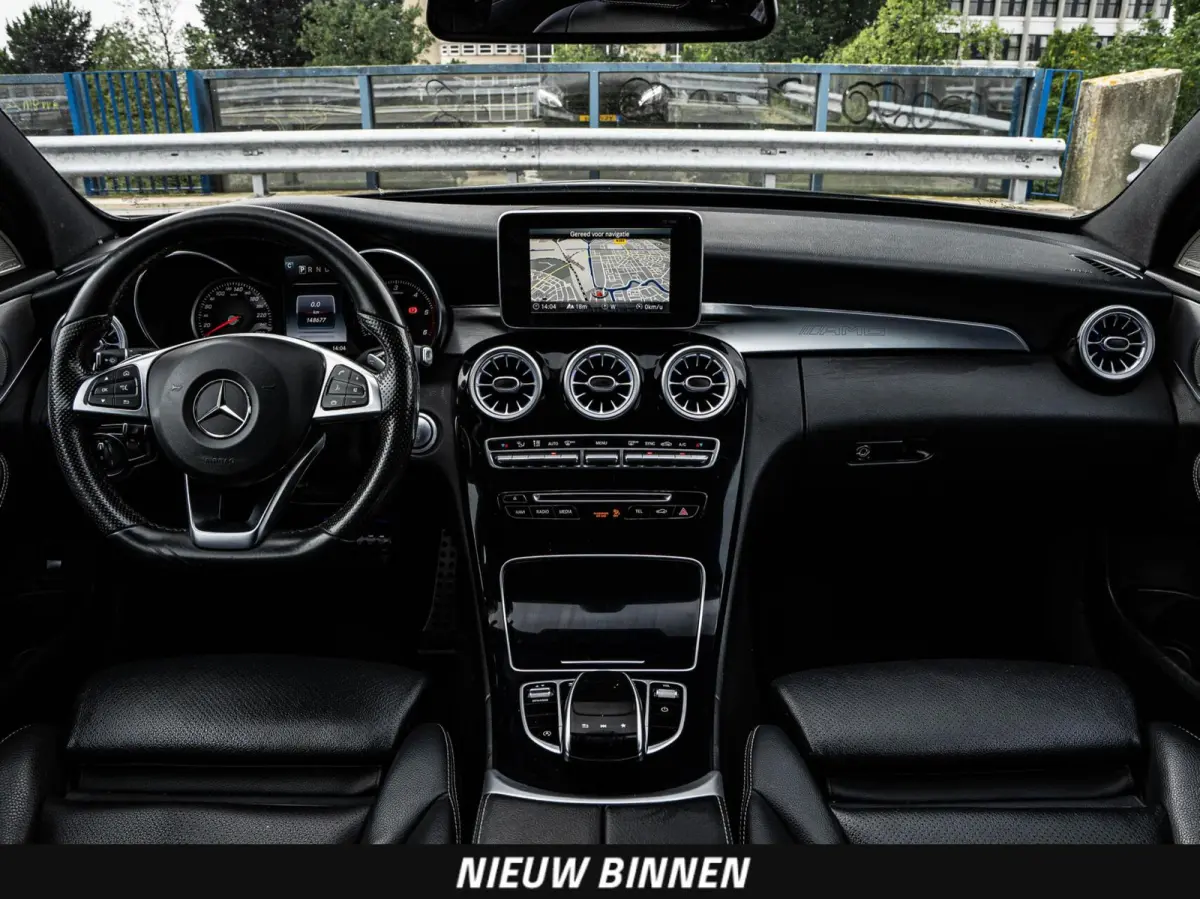 220 CDI AMG Night Edition | Panoramadak | 360 Camera | Leder | LED | Sfeerverlichting | Apple CarPlay/Android Auto | 19"