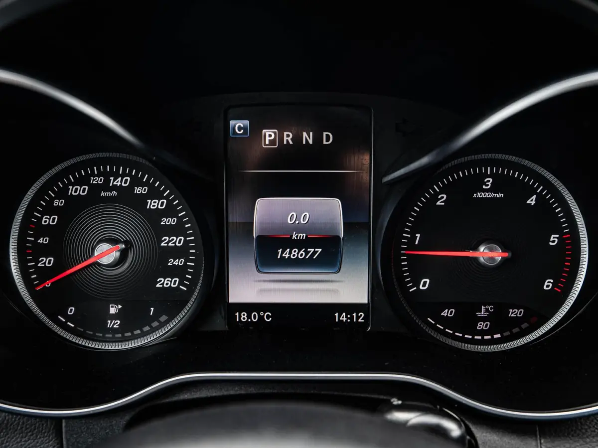 220 CDI AMG Night Edition | Panoramadak | 360 Camera | Leder | LED | Sfeerverlichting | Apple CarPlay/Android Auto | 19"