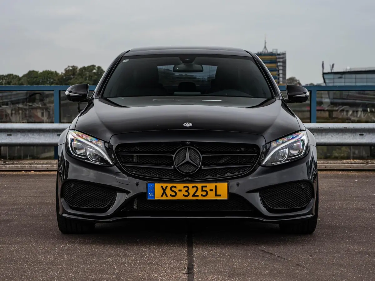 220 CDI AMG Night Edition | Panoramadak | 360 Camera | Leder | LED | Sfeerverlichting | Apple CarPlay/Android Auto | 19"