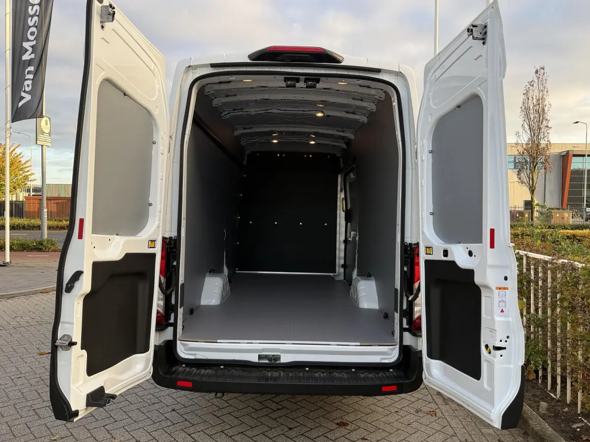 350 L4H3 Trend 89 kWh Navigatie | Adaptieve cruise Controle | Laadruimte inrichting | 360 graden Camera | Apple Carplay & Android Auto