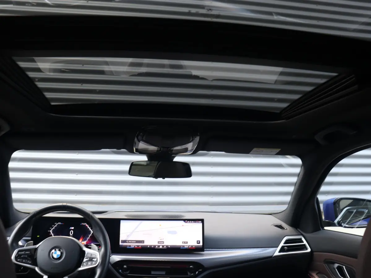 330i xDrive | M Sportpakket Pro | Panodak | Trekhaak | Head-Up | Parking Assistant Plus | Getint Glas | Comfort Access | 18'' LMV