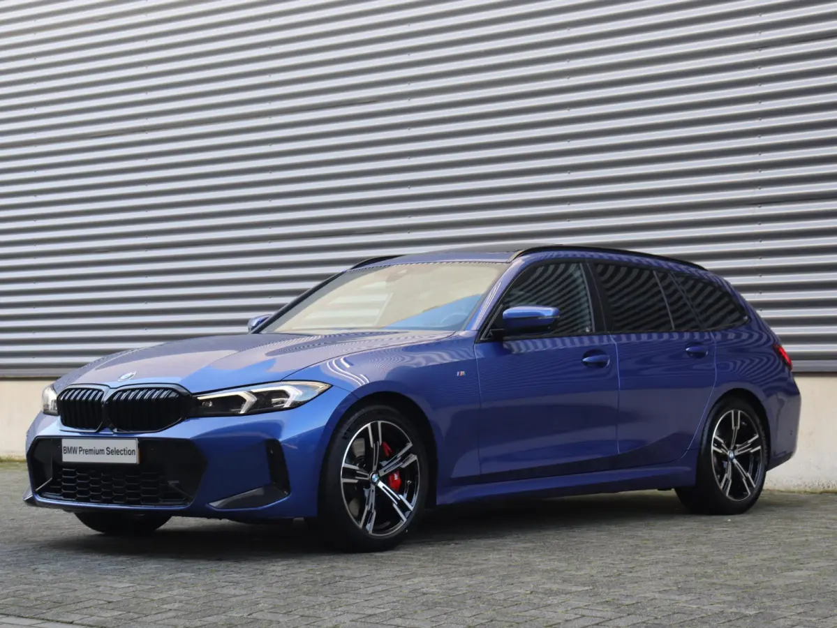 330i xDrive | M Sportpakket Pro | Panodak | Trekhaak | Head-Up | Parking Assistant Plus | Getint Glas | Comfort Access | 18'' LMV