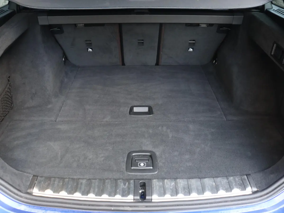 330i xDrive | M Sportpakket Pro | Panodak | Trekhaak | Head-Up | Parking Assistant Plus | Getint Glas | Comfort Access | 18'' LMV