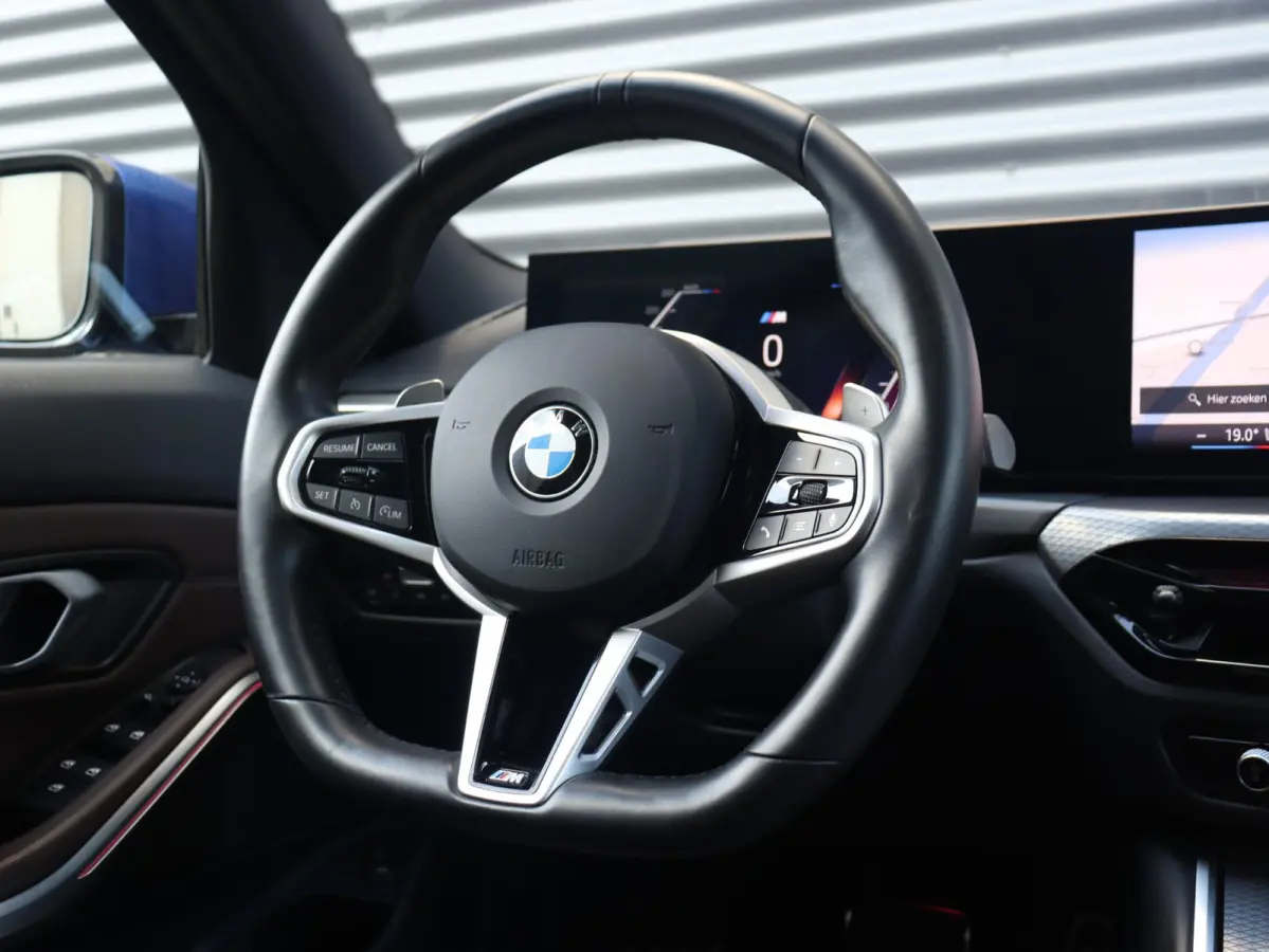 330i xDrive | M Sportpakket Pro | Panodak | Trekhaak | Head-Up | Parking Assistant Plus | Getint Glas | Comfort Access | 18'' LMV