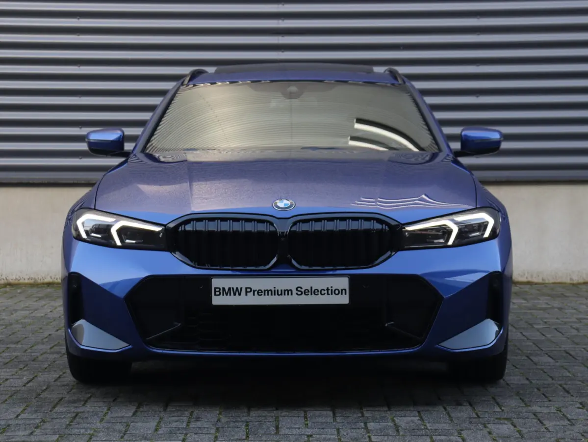 330i xDrive | M Sportpakket Pro | Panodak | Trekhaak | Head-Up | Parking Assistant Plus | Getint Glas | Comfort Access | 18'' LMV