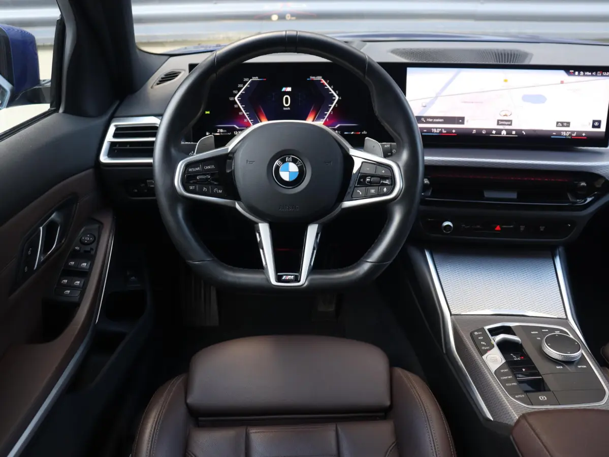 330i xDrive | M Sportpakket Pro | Panodak | Trekhaak | Head-Up | Parking Assistant Plus | Getint Glas | Comfort Access | 18'' LMV