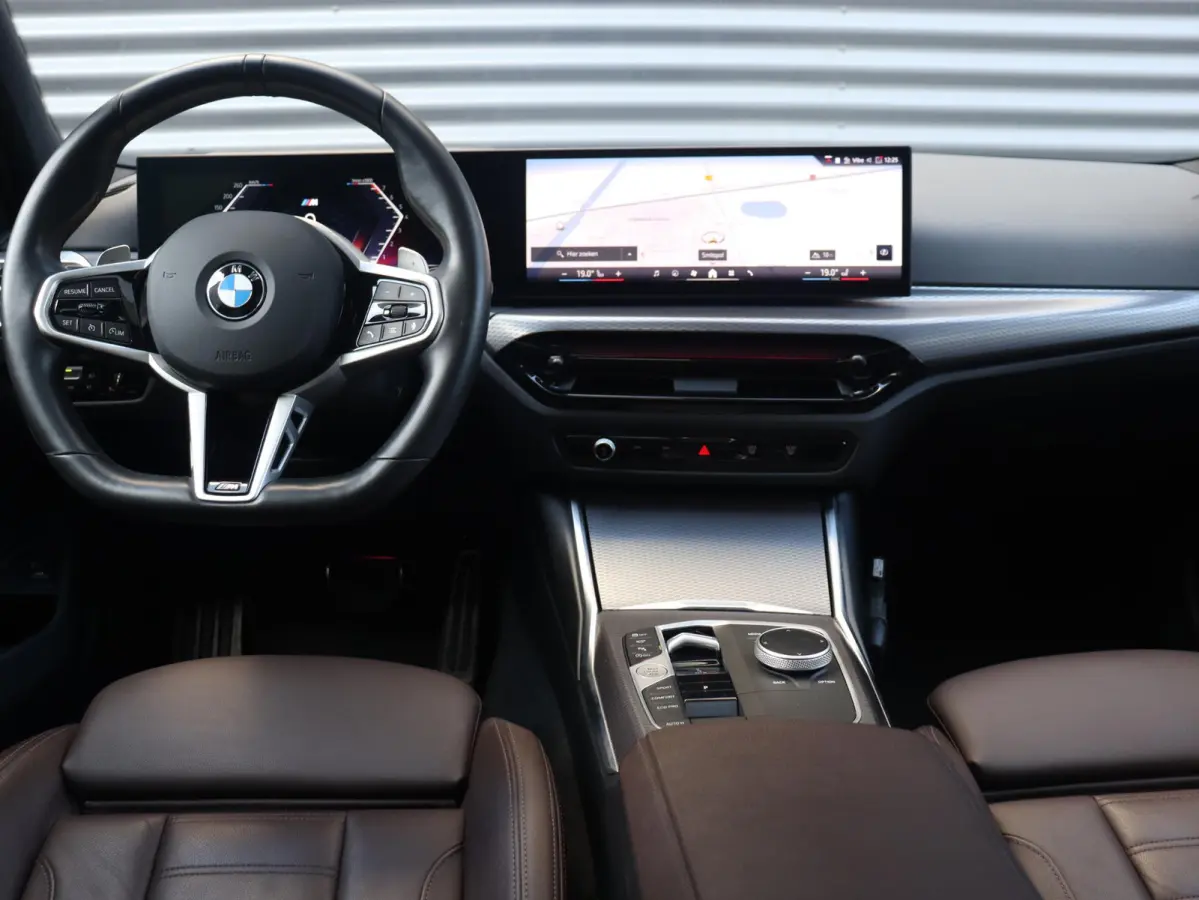 330i xDrive | M Sportpakket Pro | Panodak | Trekhaak | Head-Up | Parking Assistant Plus | Getint Glas | Comfort Access | 18'' LMV