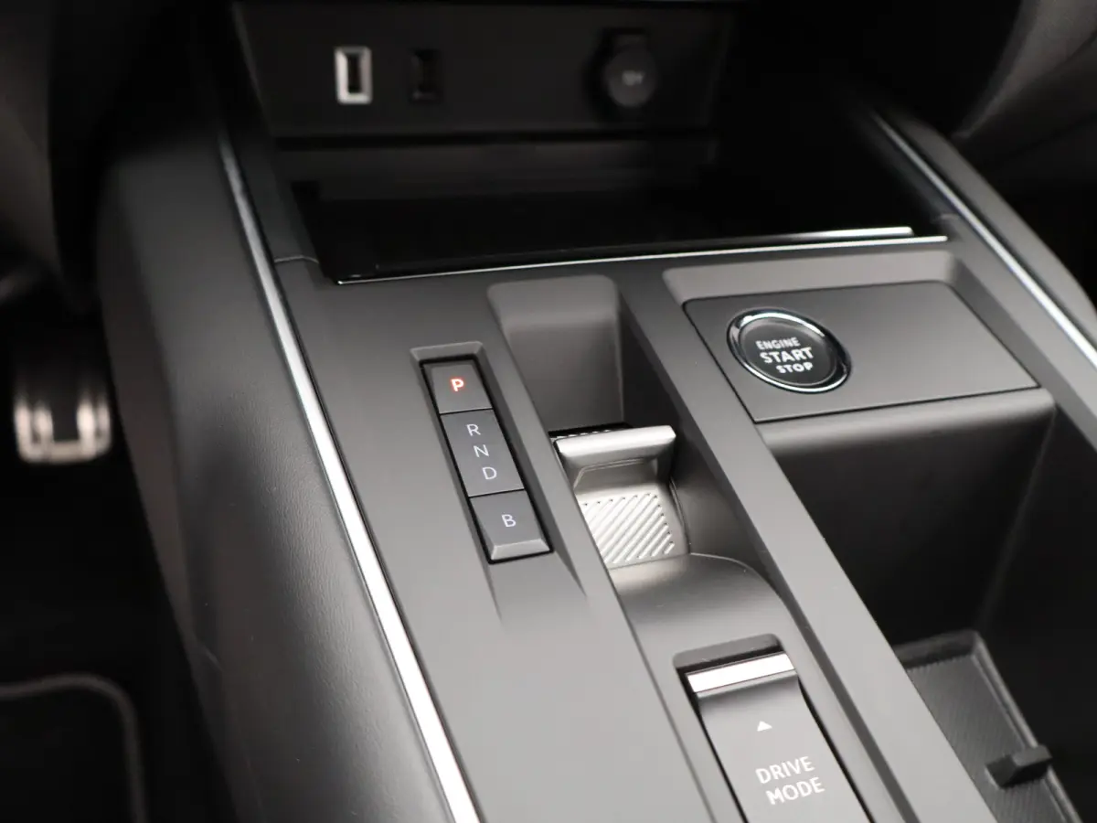 1.6 Plug-in Hybrid 225pk Plus 98,5% SOH | Carplay | Panoramadak | Elek. Verstelbare Stoelen met geheugen | Camera | PDC V+A | Keyless | Origineel NL!
