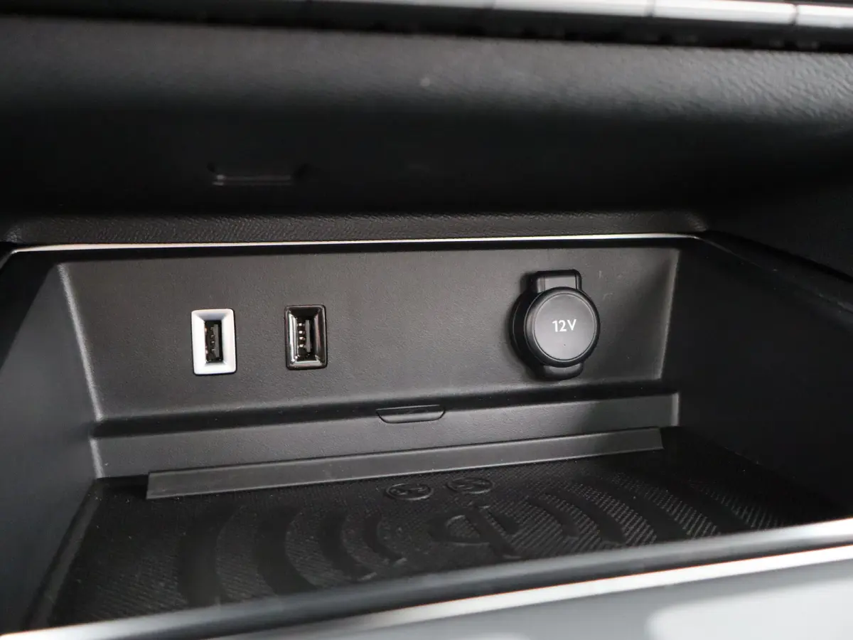 1.6 Plug-in Hybrid 225pk Plus 98,5% SOH | Carplay | Panoramadak | Elek. Verstelbare Stoelen met geheugen | Camera | PDC V+A | Keyless | Origineel NL!