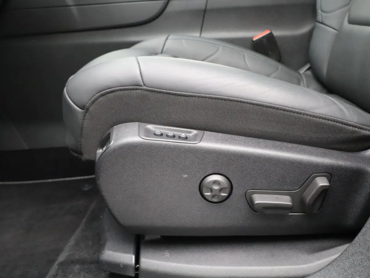 1.6 Plug-in Hybrid 225pk Plus 98,5% SOH | Carplay | Panoramadak | Elek. Verstelbare Stoelen met geheugen | Camera | PDC V+A | Keyless | Origineel NL!