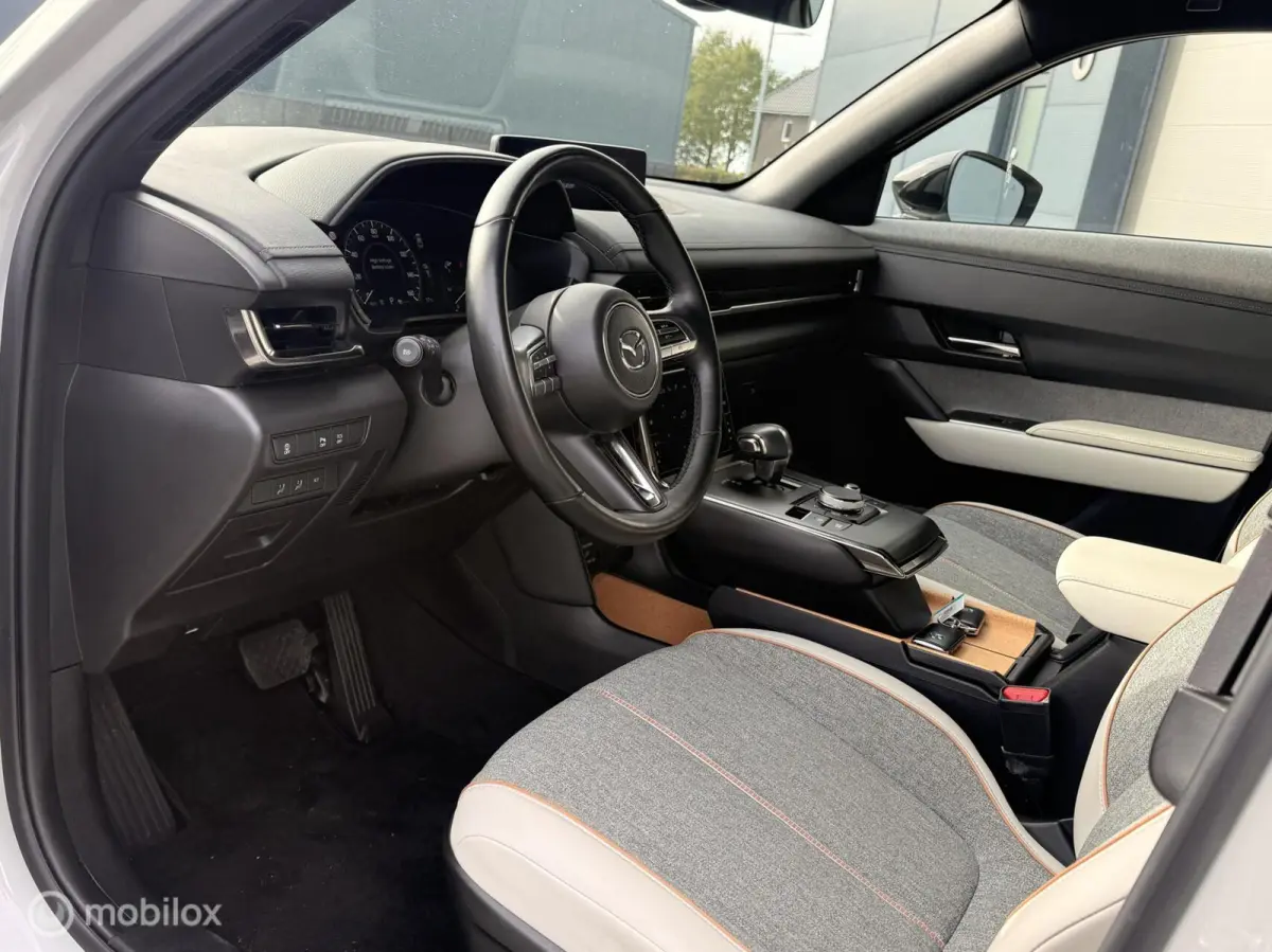 e-SkyActiv 145 | SOH 93% | ACCUGARANTIE | HUD | STOEL- & STUURVERWARMING | ADAPTIVE CRUISE | CAMERA | KEYLESS