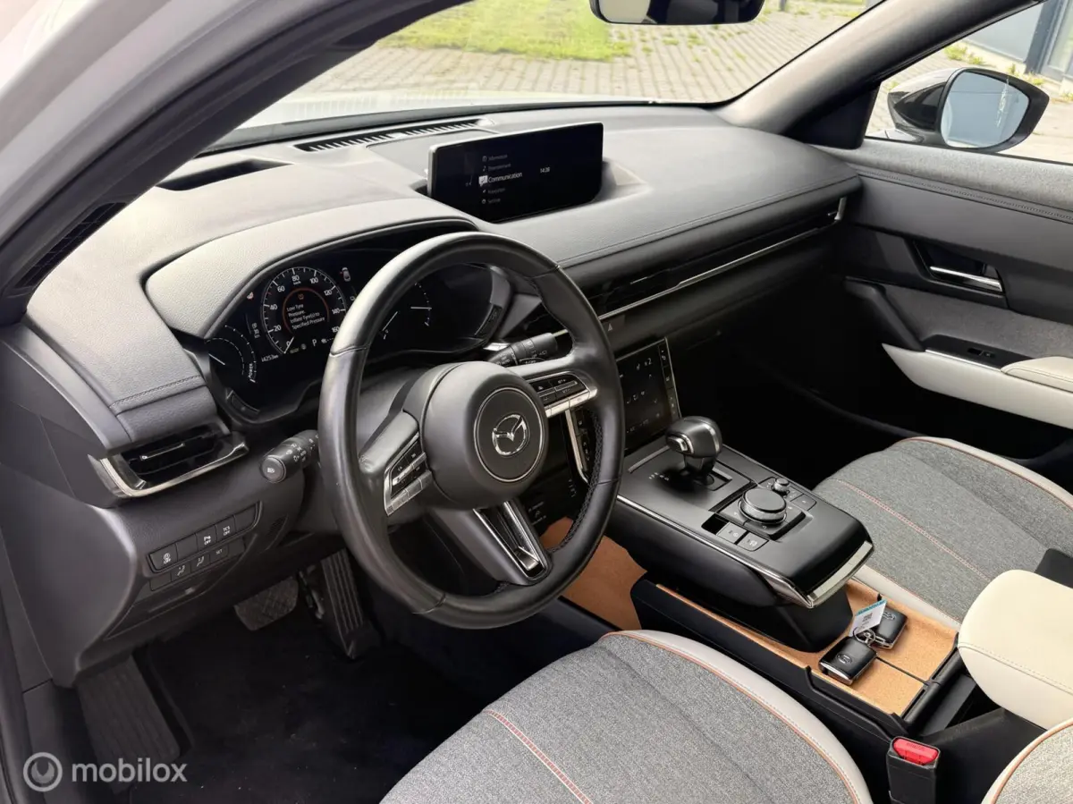 e-SkyActiv 145 | SOH 93% | ACCUGARANTIE | HUD | STOEL- & STUURVERWARMING | ADAPTIVE CRUISE | CAMERA | KEYLESS