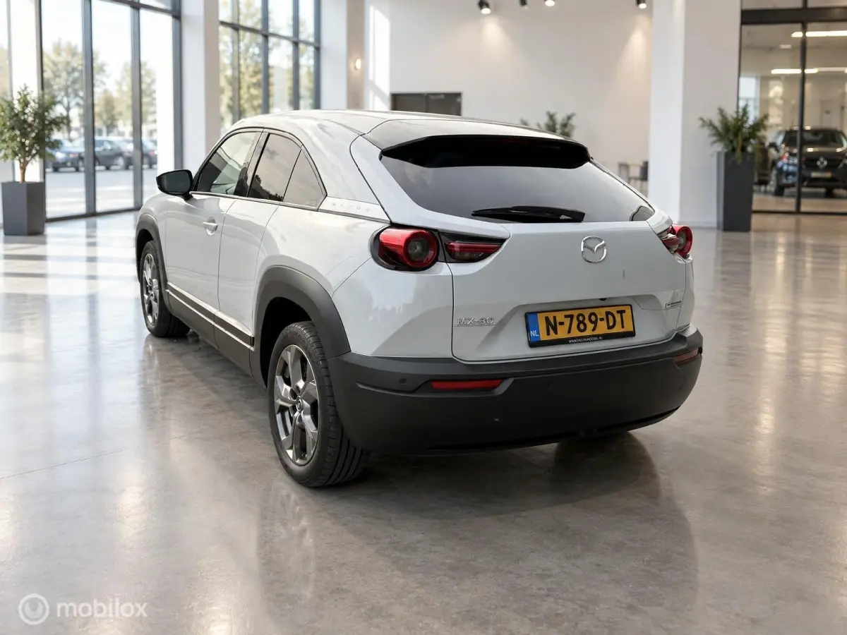 e-SkyActiv 145 | SOH 93% | ACCUGARANTIE | HUD | STOEL- & STUURVERWARMING | ADAPTIVE CRUISE | CAMERA | KEYLESS