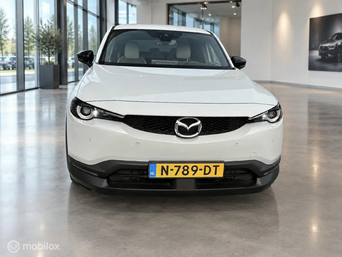 e-SkyActiv 145 | SOH 93% | ACCUGARANTIE | HUD | STOEL- & STUURVERWARMING | ADAPTIVE CRUISE | CAMERA | KEYLESS