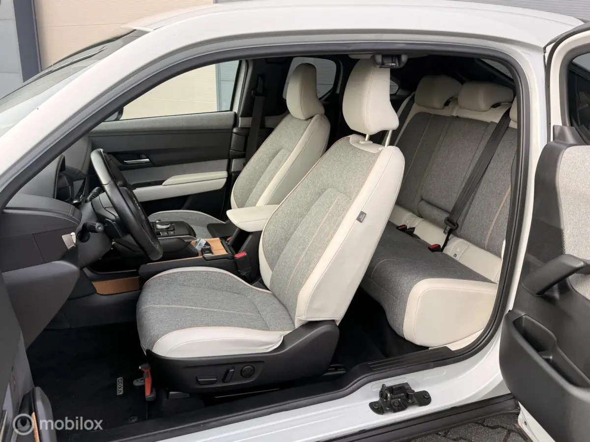 e-SkyActiv 145 | SOH 93% | ACCUGARANTIE | HUD | STOEL- & STUURVERWARMING | ADAPTIVE CRUISE | CAMERA | KEYLESS