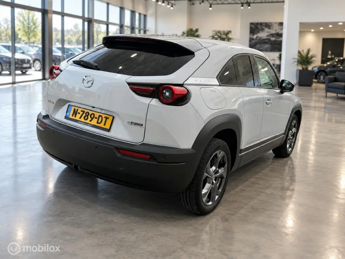 e-SkyActiv 145 | SOH 93% | ACCUGARANTIE | HUD | STOEL- & STUURVERWARMING | ADAPTIVE CRUISE | CAMERA | KEYLESS