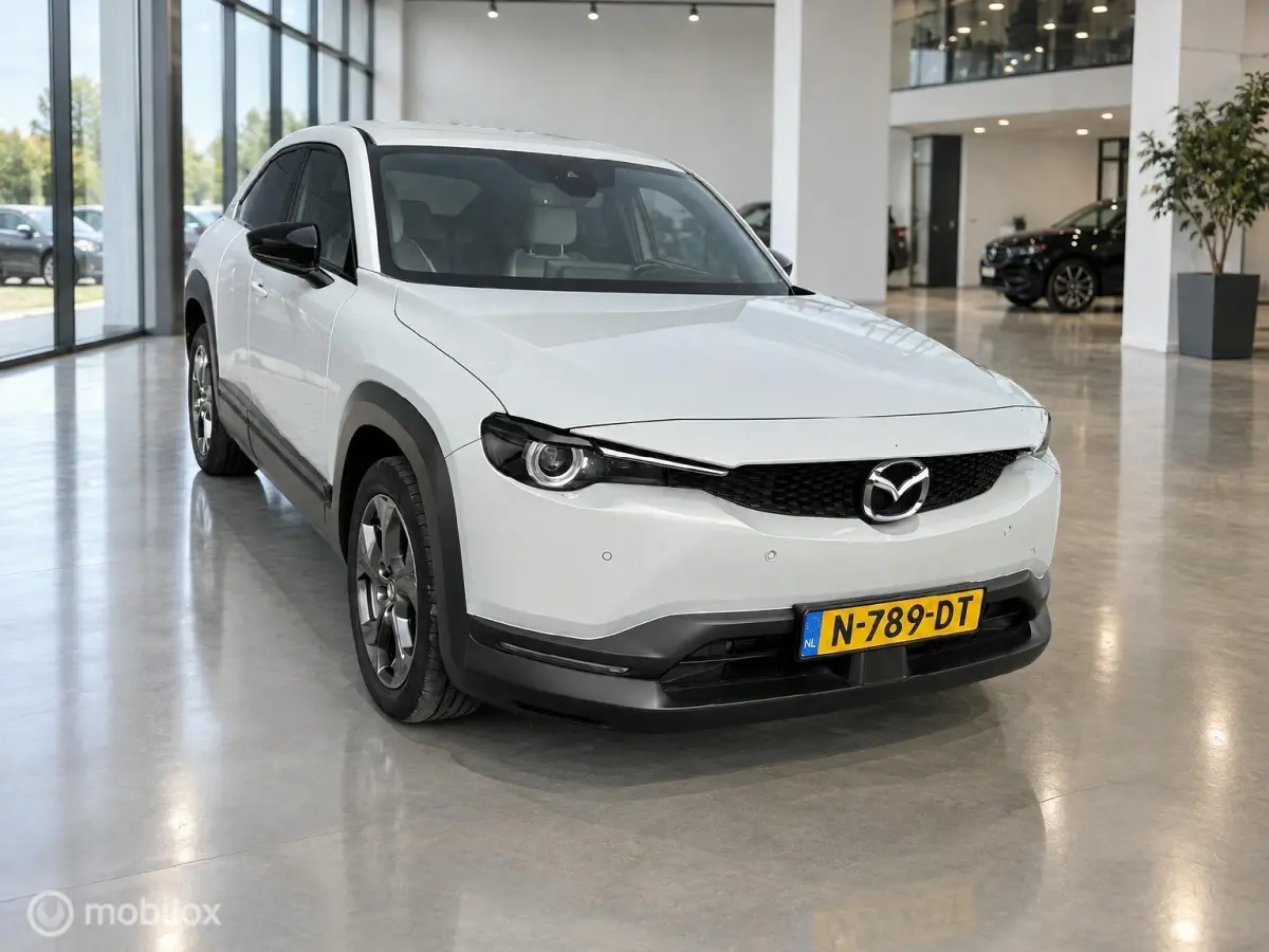 e-SkyActiv 145 | SOH 93% | ACCUGARANTIE | HUD | STOEL- & STUURVERWARMING | ADAPTIVE CRUISE | CAMERA | KEYLESS