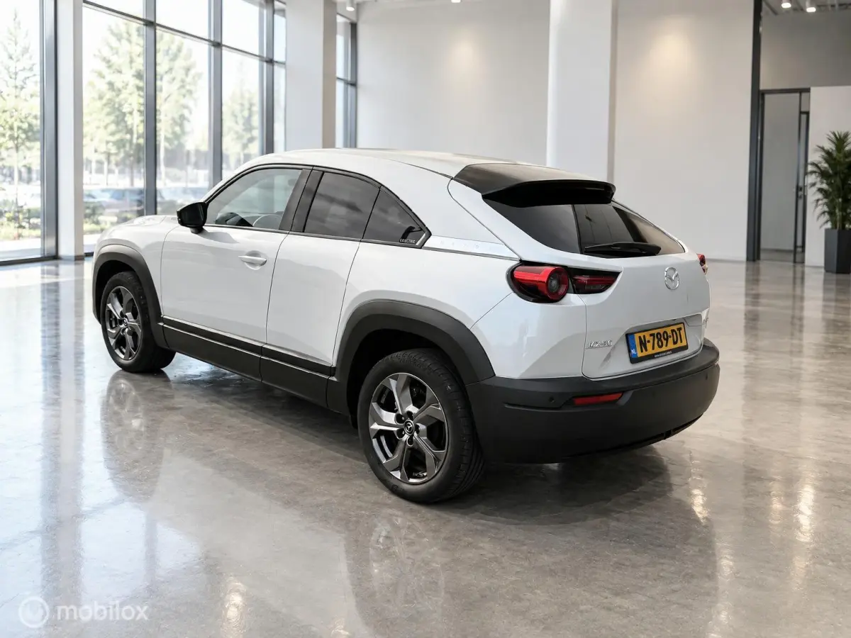 e-SkyActiv 145 | SOH 93% | ACCUGARANTIE | HUD | STOEL- & STUURVERWARMING | ADAPTIVE CRUISE | CAMERA | KEYLESS