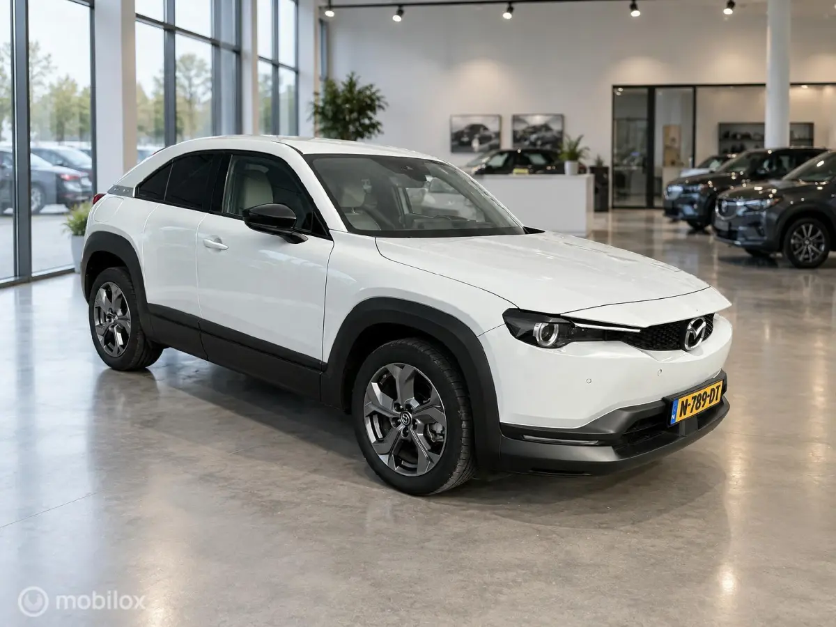 e-SkyActiv 145 | SOH 93% | ACCUGARANTIE | HUD | STOEL- & STUURVERWARMING | ADAPTIVE CRUISE | CAMERA | KEYLESS