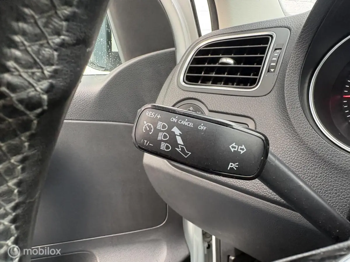 1.0 TSI Navi / 5-Drs / Airco / Bluetooth