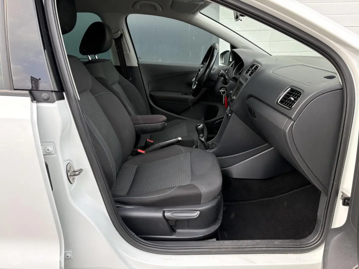 1.0 TSI Navi / 5-Drs / Airco / Bluetooth