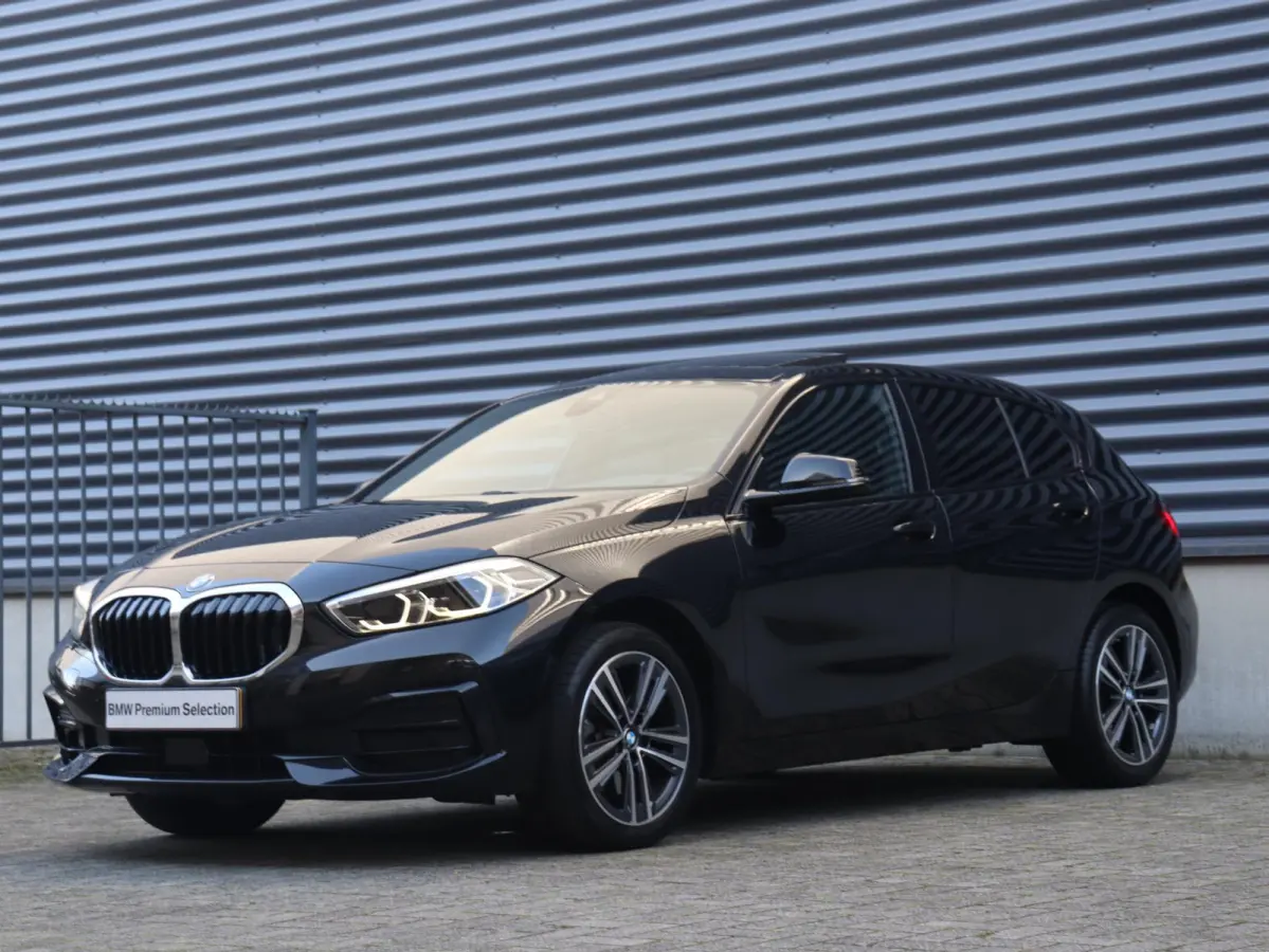 118i | Executive | Sport Line | Panodak | Camera | Verwarmbare Voorstoelen | Sportstoelen | Getint Glas | Apple Carplay | 17'' LMV