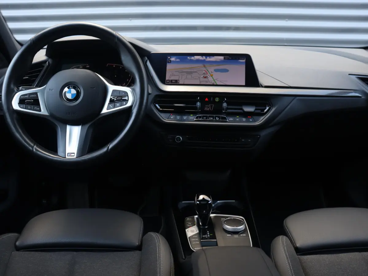 118i | Executive | Sport Line | Panodak | Camera | Verwarmbare Voorstoelen | Sportstoelen | Getint Glas | Apple Carplay | 17'' LMV