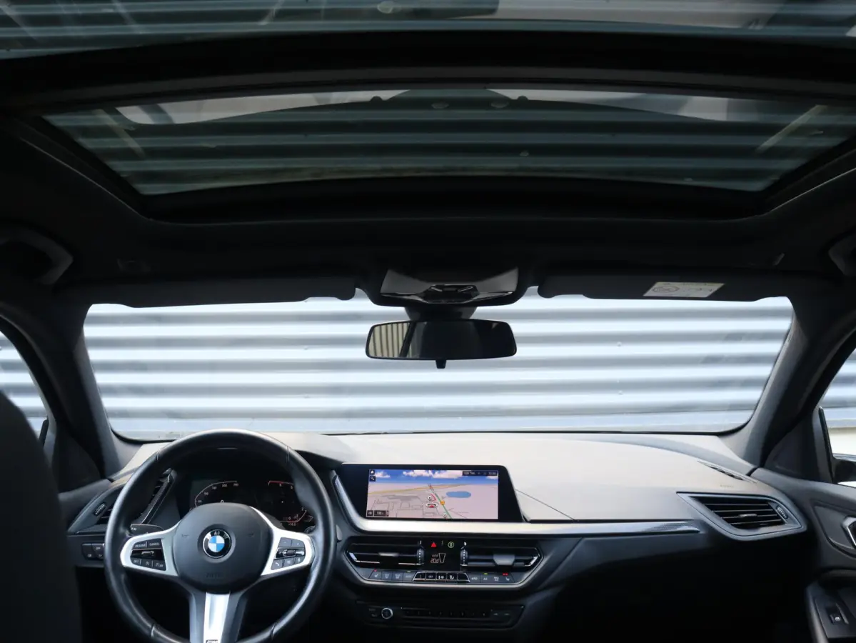 118i | Executive | Sport Line | Panodak | Camera | Verwarmbare Voorstoelen | Sportstoelen | Getint Glas | Apple Carplay | 17'' LMV