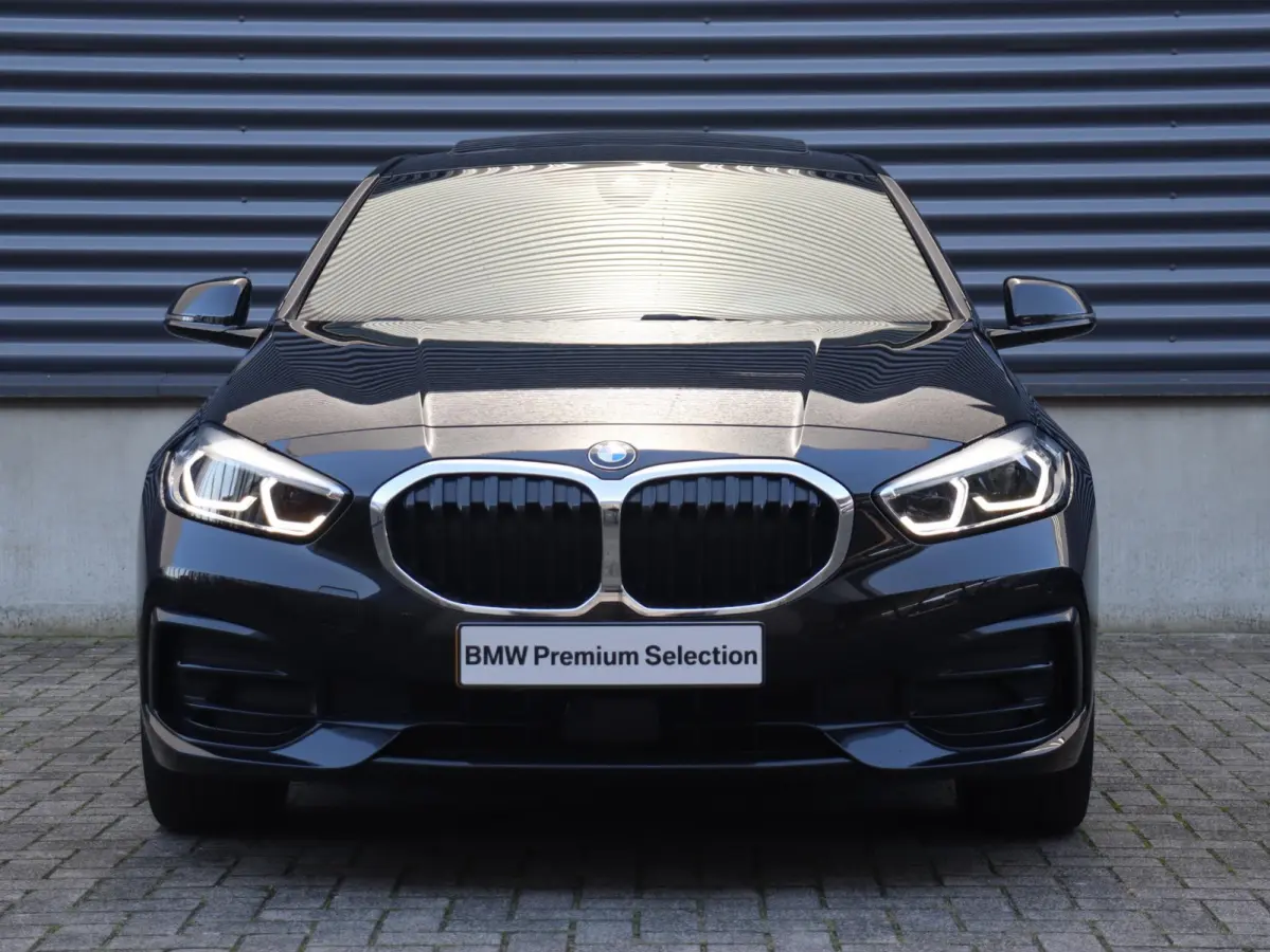 118i | Executive | Sport Line | Panodak | Camera | Verwarmbare Voorstoelen | Sportstoelen | Getint Glas | Apple Carplay | 17'' LMV