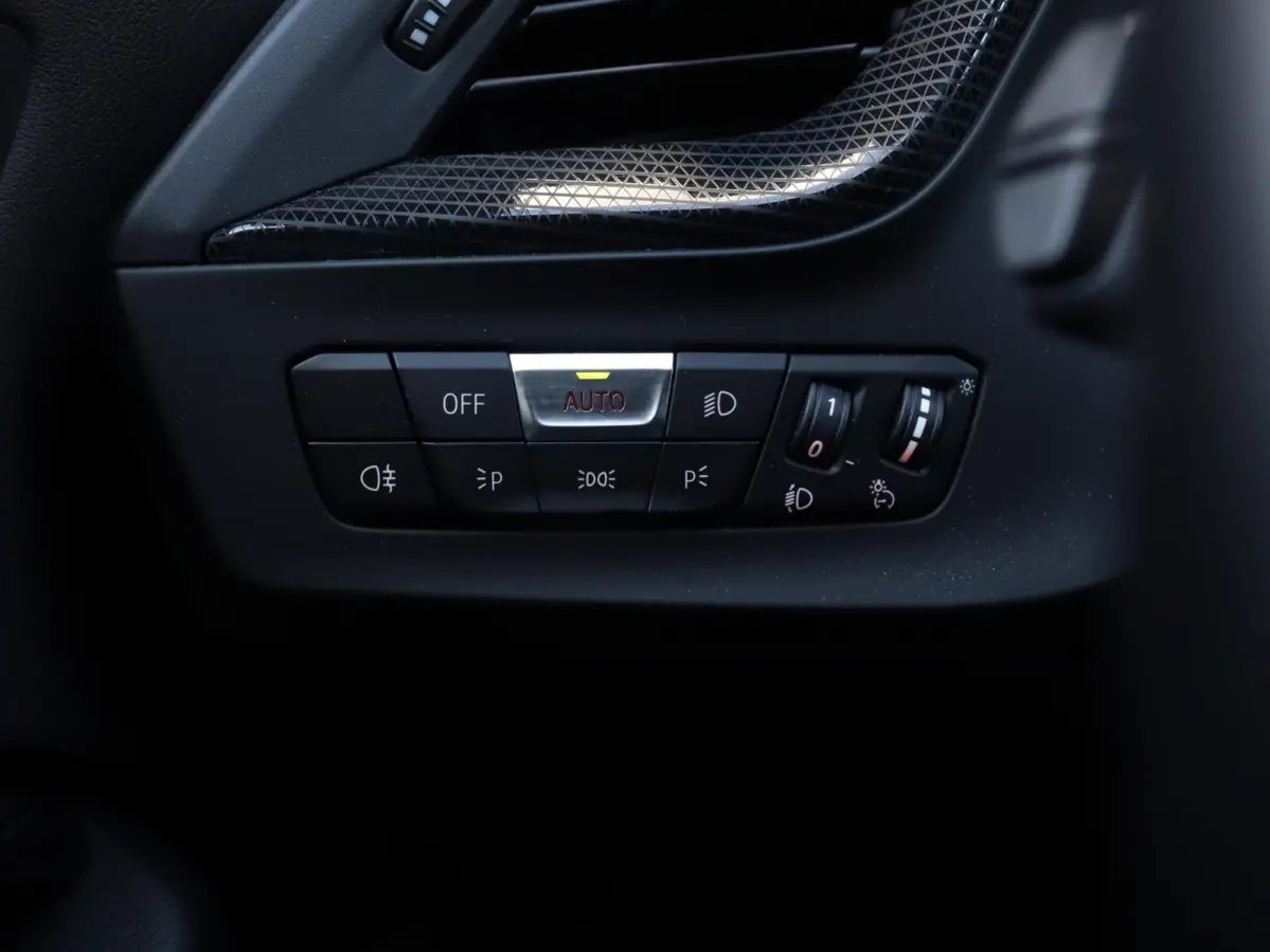 118i | Executive | Sport Line | Panodak | Camera | Verwarmbare Voorstoelen | Sportstoelen | Getint Glas | Apple Carplay | 17'' LMV