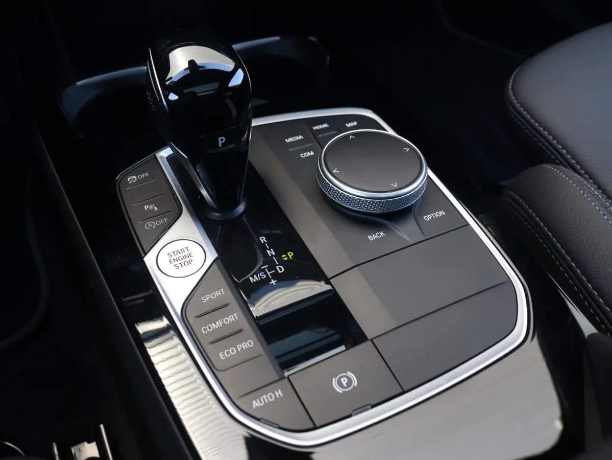 118i | Executive | Sport Line | Panodak | Camera | Verwarmbare Voorstoelen | Sportstoelen | Getint Glas | Apple Carplay | 17'' LMV