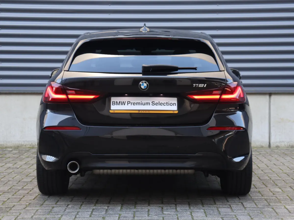 118i | Executive | Sport Line | Panodak | Camera | Verwarmbare Voorstoelen | Sportstoelen | Getint Glas | Apple Carplay | 17'' LMV