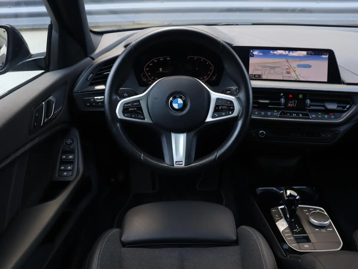 118i | Executive | Sport Line | Panodak | Camera | Verwarmbare Voorstoelen | Sportstoelen | Getint Glas | Apple Carplay | 17'' LMV