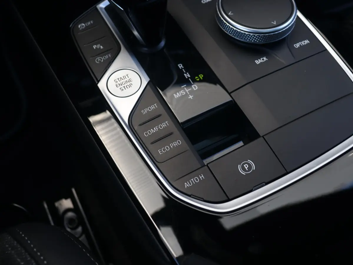 118i | Executive | Sport Line | Panodak | Camera | Verwarmbare Voorstoelen | Sportstoelen | Getint Glas | Apple Carplay | 17'' LMV