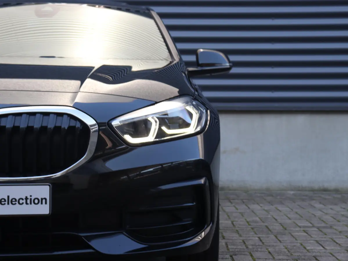 118i | Executive | Sport Line | Panodak | Camera | Verwarmbare Voorstoelen | Sportstoelen | Getint Glas | Apple Carplay | 17'' LMV