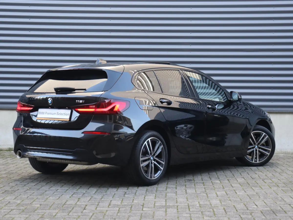 118i | Executive | Sport Line | Panodak | Camera | Verwarmbare Voorstoelen | Sportstoelen | Getint Glas | Apple Carplay | 17'' LMV