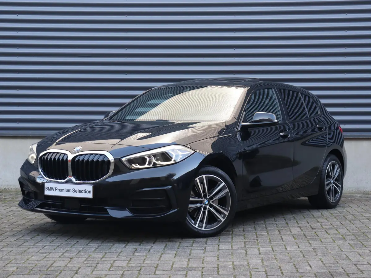 118i | Executive | Sport Line | Panodak | Camera | Verwarmbare Voorstoelen | Sportstoelen | Getint Glas | Apple Carplay | 17'' LMV