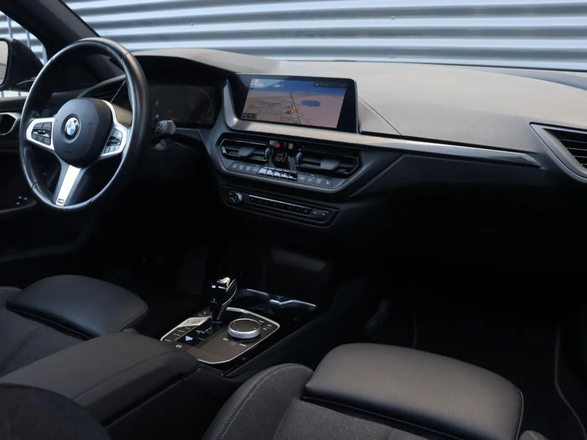 118i | Executive | Sport Line | Panodak | Camera | Verwarmbare Voorstoelen | Sportstoelen | Getint Glas | Apple Carplay | 17'' LMV