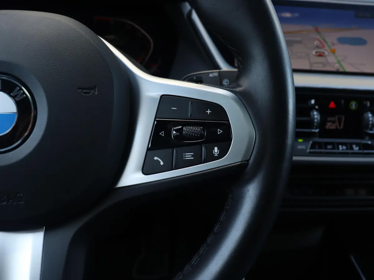 118i | Executive | Sport Line | Panodak | Camera | Verwarmbare Voorstoelen | Sportstoelen | Getint Glas | Apple Carplay | 17'' LMV