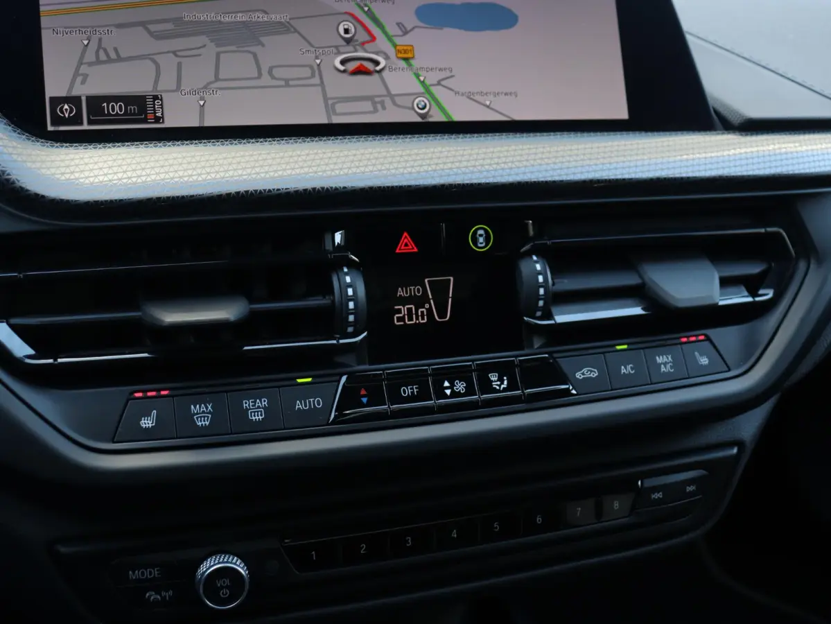 118i | Executive | Sport Line | Panodak | Camera | Verwarmbare Voorstoelen | Sportstoelen | Getint Glas | Apple Carplay | 17'' LMV