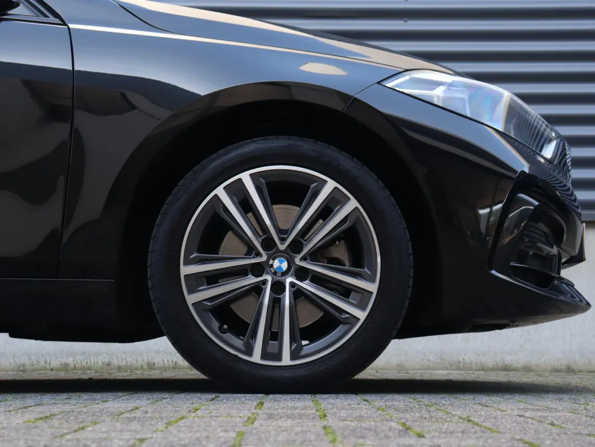 118i | Executive | Sport Line | Panodak | Camera | Verwarmbare Voorstoelen | Sportstoelen | Getint Glas | Apple Carplay | 17'' LMV